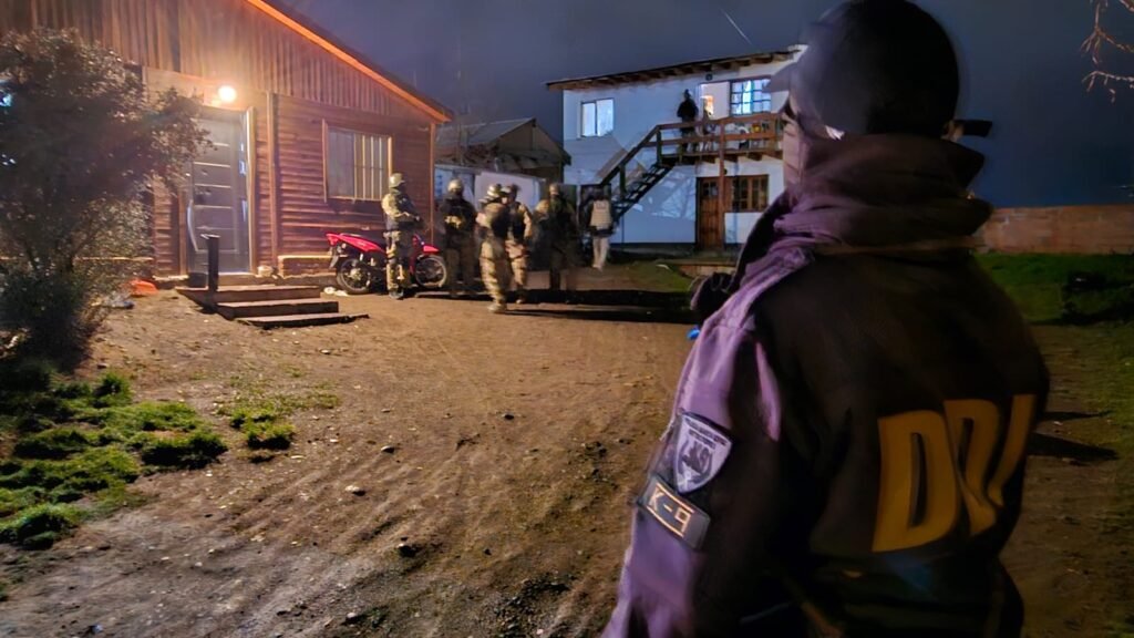 Otro golpe al narcotráfico en El Calafate: tres detenidos y droga lista para la venta en el operativo “Tobillera Blanca”