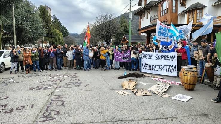 Protestaron contra los jueces de la Corte Suprema por el fallo sobre la Ley de Tierras